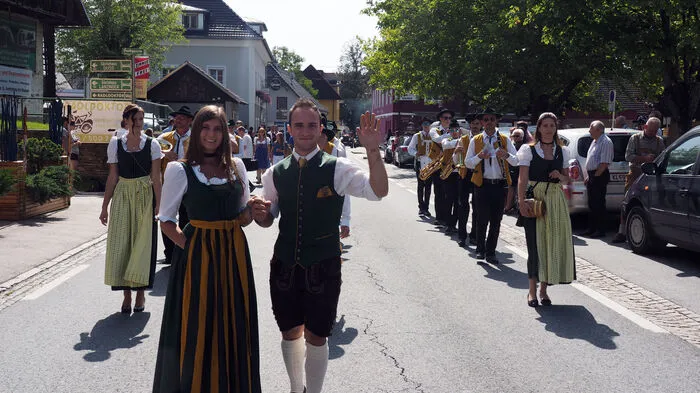 Am Sonntag ging es in Moosburg rund. Nach der Heiligen Messe und dem Umzug feierte die Landjugend Moosburg mit ihren Gästen den Erntedank.