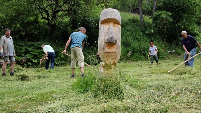 Am Vinklhof in Leppen fand ein Sensenworkshop statt.