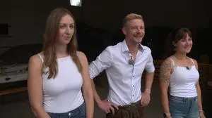 Ackerbauer Manfred von „Bauer sucht Frau“ mit seinen beiden Hofdamen Yonne und Sophie