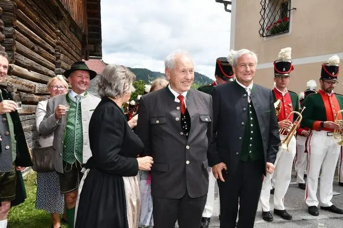 Am Vormittag wurde der Pfarrpatron, der hl. Oswald kirchlich mit zahlreicher Teilnahme der Pfarrbevölkerung samt Schützengarde und Schützenmusikkapelle gefeiert. 