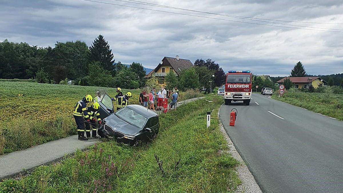 Die Feuerwehr Rassach barg das beschädigte Auto