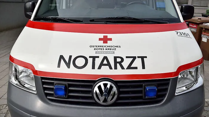Der Verletzte wurde vom Notarzt versorgt und ins Spital gebracht