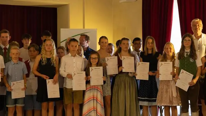 Am Samstag wurden im festlichen Freskensaal des Schlosses Pöllau die Junior-Leistungsabzeichen des Blasmusikbezirksverbandes Hartberg verliehen. 