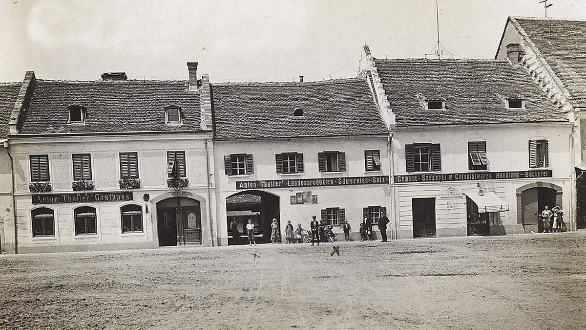 Um 1900 siedelte das Kaufhaus Thaller an seinen heutigen Standort auf dem Feldbacher Hauptplatz