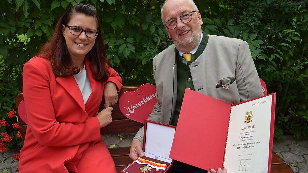 Landesrätin Sara Schaar überreichte Franz Eder das Goldenen Verdienstzeichen des Landes Kärnten 
