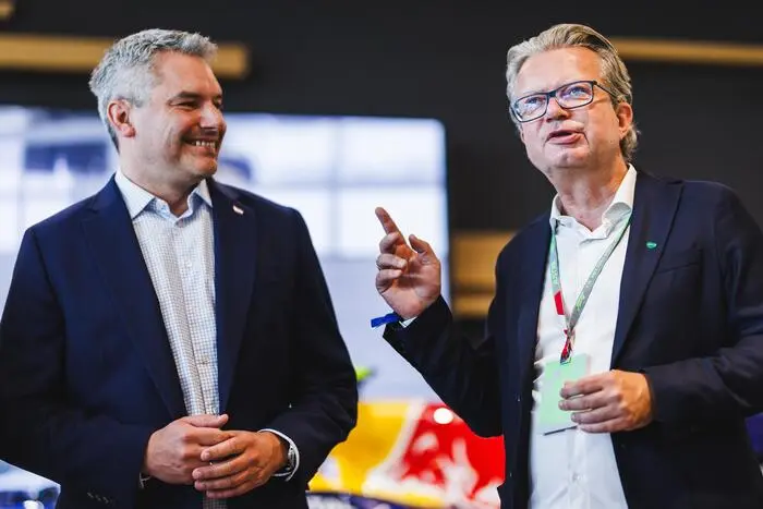 Steiermarks Landeshauptmann Christopher Drexler spielt Kanzler Karl Nehammer den Ball hin und fordert das Nationalstadion „für das Fußball-Bundesland Nummer eins“