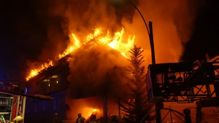 Dramatische Szenen: Der Dachstuhl einer Frühstückspension stand in Graz in Vollbrand.
