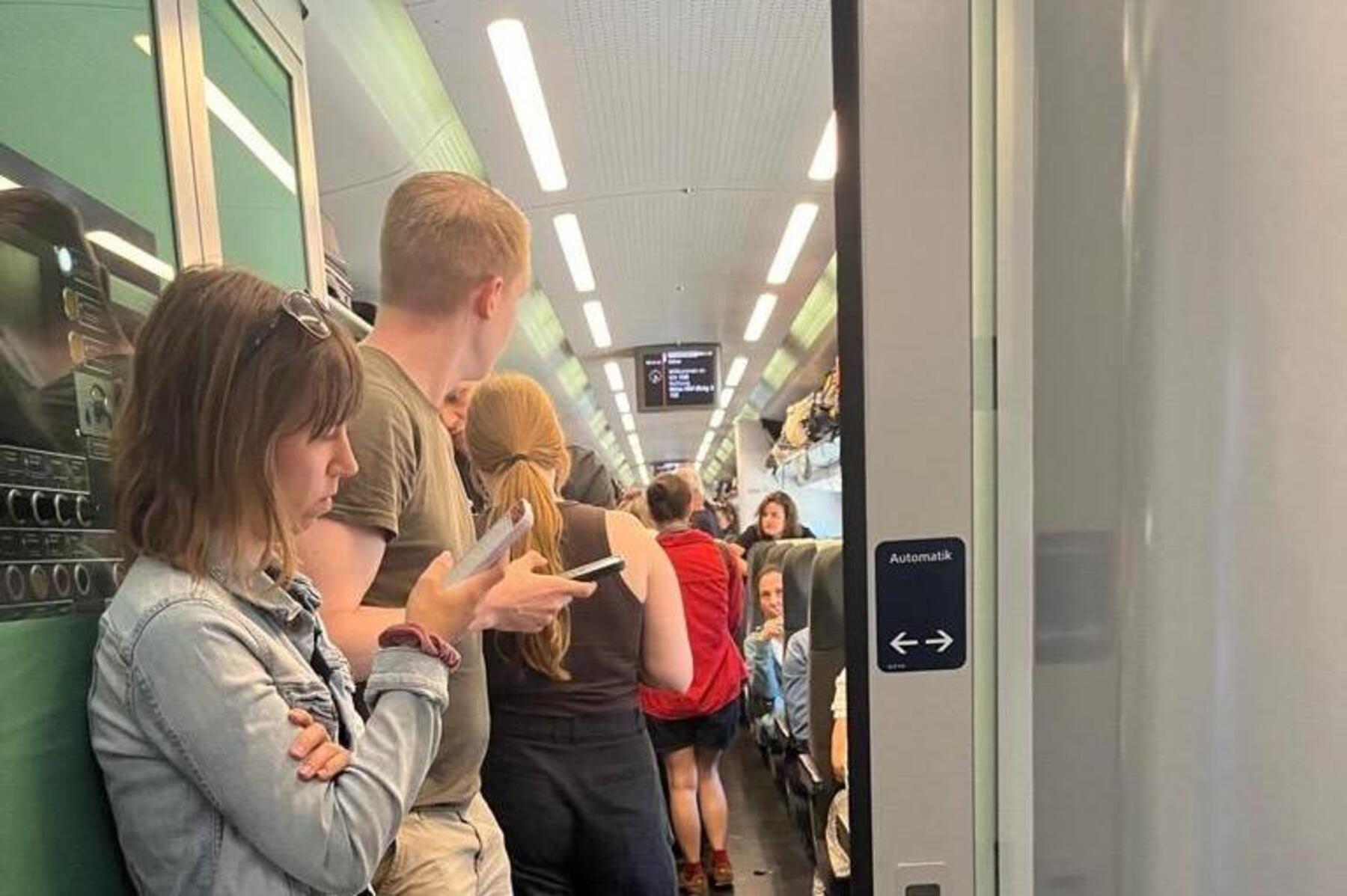 Nach Polizeiräumung: ÖBB nimmt Stellung zu überfülltem Zug i