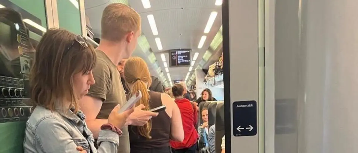 Zahlreiche Fahrgäste standen am Gang