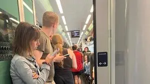 Menschen im überfüllten Zug.