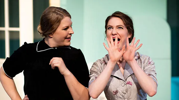 Die entzückende Maria Astl als Lili (rechts) und Ayla Antheunisse als Köchin