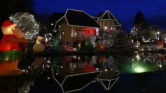 Das Lichterhaus der Familie Gollnhuber in Sulzriegl bei Bad Tatzmannsdorf (Burgenland) zieht seit vielen Jahren busweise Besucher an.