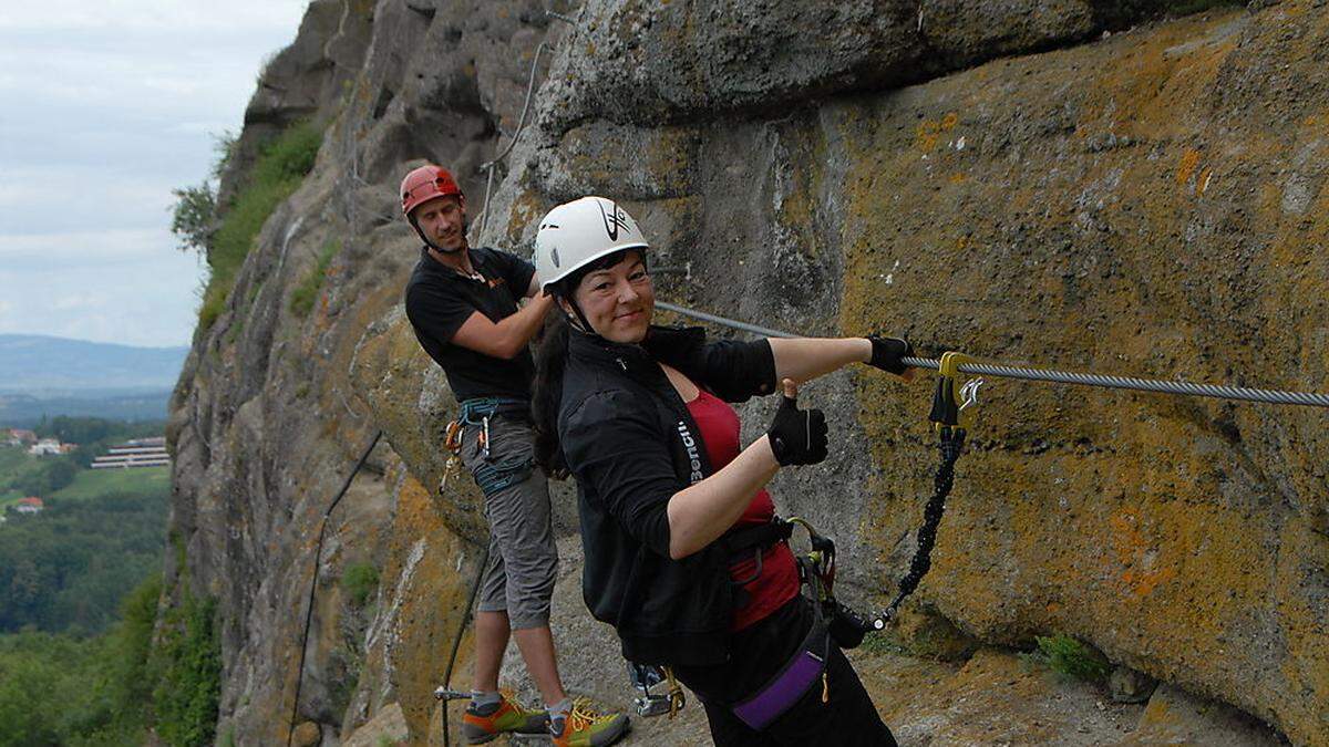 Grega Krevs und Carmen Haber in einem Quergang im Leopold-Klettersteig