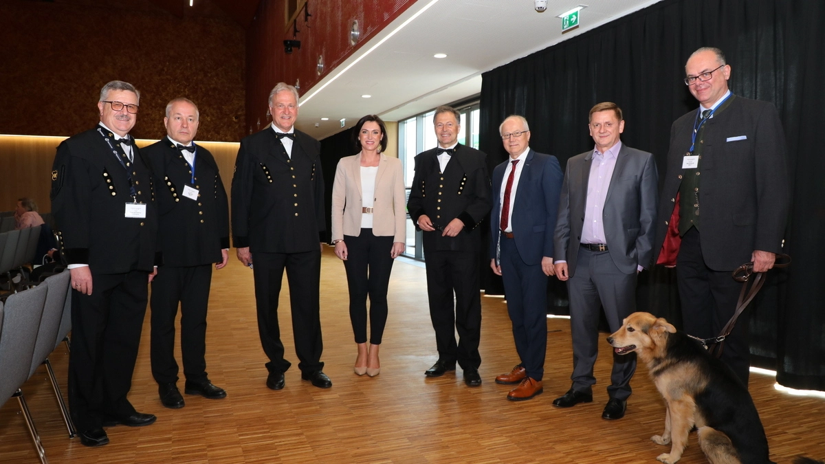 Ministerin Elisabeth Köstinger mit Vertretern der Bergbauwirtschaft, der Montanuni Leoben und der Politik