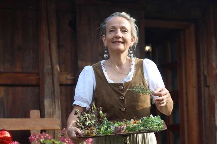 Martina nimmt ihre Gäste gerne mit auf Kräuterwanderungen.