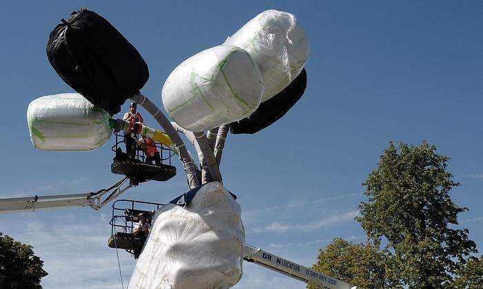 Die Skulptur von Jeff Koons bleibt vorerst eingepackt 