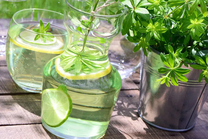 Zu jeder Mahlzeit sollte ein Glas Wasser, verdünnter Obstsaft oder Tee getrunken werden. Durch Trinkrituale wie den Nachmittagskaffee- oder -tee wird auch mehr getrunken. Mit einer Kanne oder Flasche, die in der Früh befüllt wird, kann man die tägliche Trinkmenge gut beobachten.
