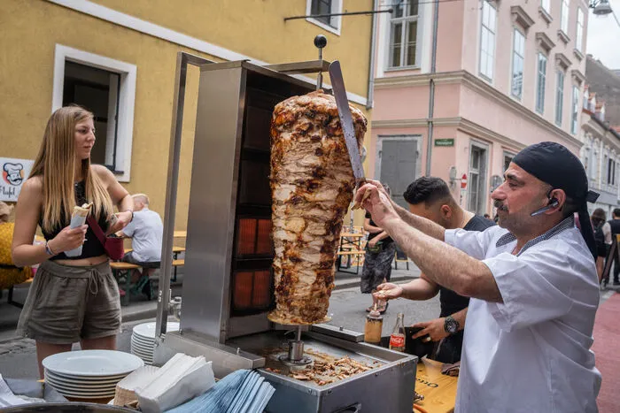 Lokale und Vereine in der Straße luden zum Streetfood-Market.