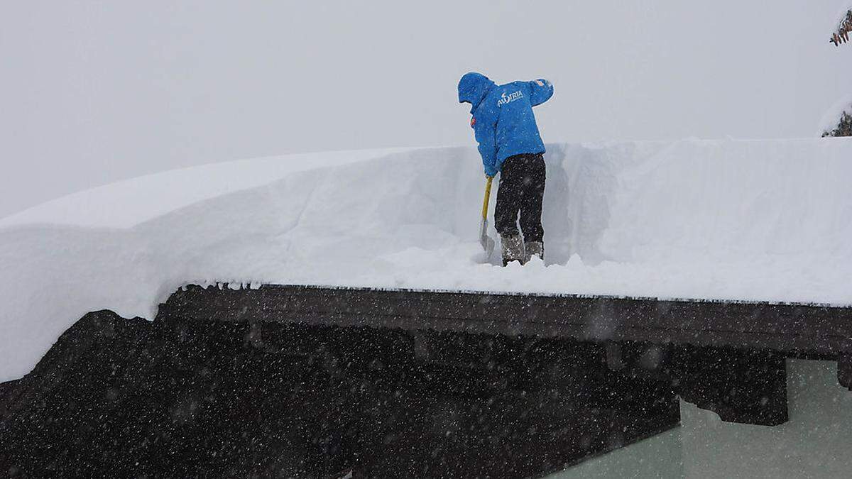 Kampf gegen die Schneemassen in Tirol