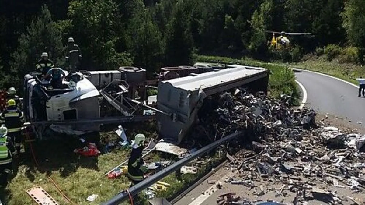 Ein Lastwagen ist Dienstagnachmittag umgestürzt