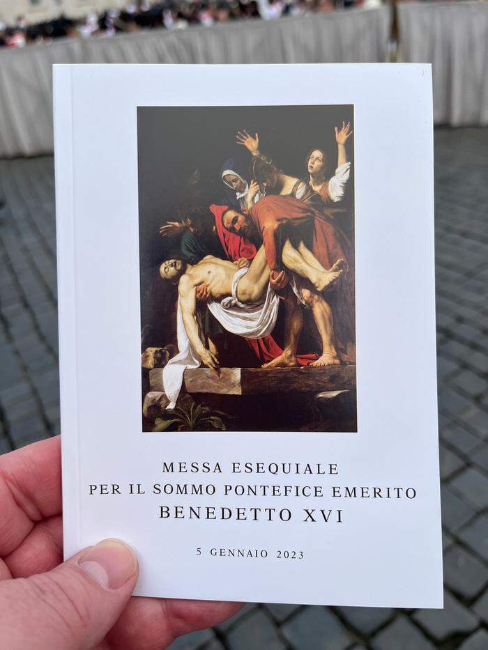 Für die Begräbnisfeier wurde ein eigenes Heft herausgegeben. Am Titel: Caravaggios Kreuzabnahme. Die Dramaturgie folgt dem Ablauf eines „normalen“ Papstbegräbnisses …