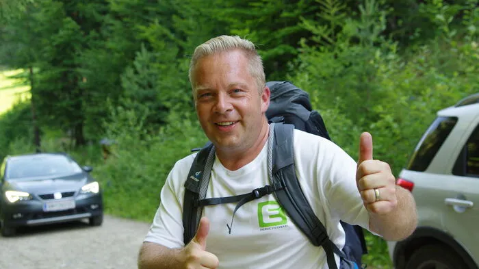 Harmonikaspieler Andreas Doppelhofer war der Erste der Edlseer, der das Pilgerkreuz erreichte.