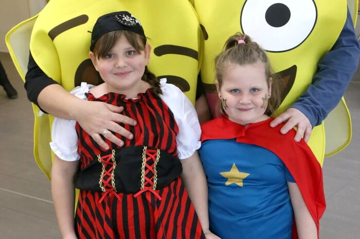 Auch die Eltern und Großeltern der Kinder waren am Sonntag für eine Verkleidung zu haben. 
