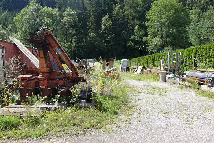 Dieses Grundstück und ein weiteres wurde von der Gemeinde St. Peter-Freienstein in Industrieland umgewidmet. Die anderen nicht. Hier dürften Gartenhäuschen bis zu einer Fläche von bis zu 40 Quadratmetern stehen.