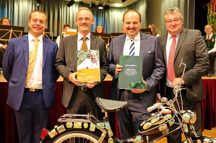Die Marktmusikkapelle St. Stefan spielte für Lafer einen eigens komponierten Geburtstagsmarsch auf. Der Titel: "Bon Appetit"!"
