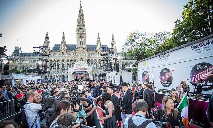 Trubel und Heiterkeit vor dem Wiener Rathaus 