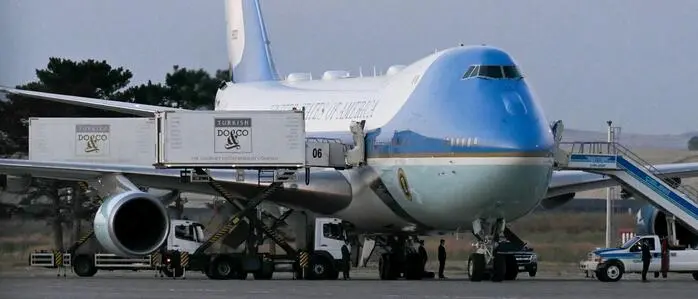 Per Wiener Container in den neuen Flieger: Trump schlich sich aus der Präsidentenmaschine.