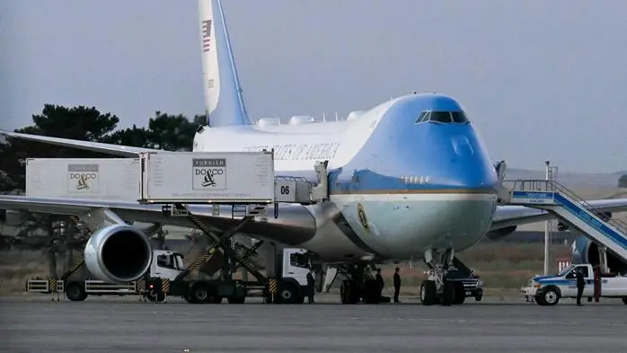 Per Wiener Container in den neuen Flieger: Trump schlich sich aus der Präsidentenmaschine.