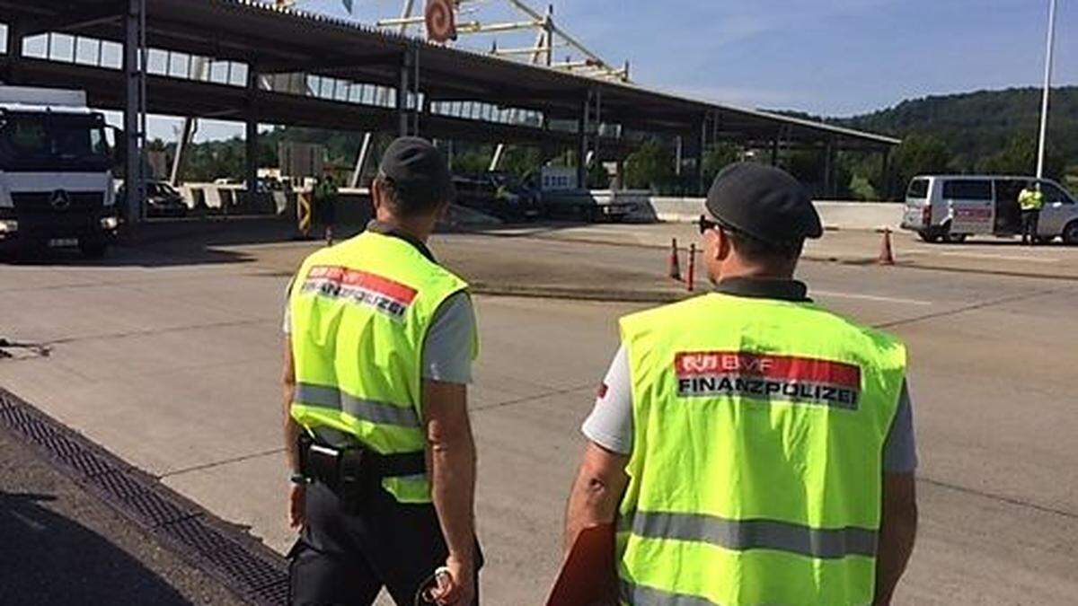 &quot;Aktion scharf&quot; der Finanzpolizei am Autobahngrenzübergang Spielfeld