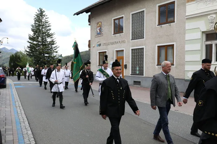 Willkommen geheißen wurden die Wallfahrer von Pater Superior Michael Staberl sowie dem Mariazeller Bürgermesiter Walter Schweighofer und seinem Kollegen, dem erst kürzlich zum Ehrenbergmann ernannten Eisenerzer Bürgermesiter Thomas Rauninger (stellvertretender Obmann der Steirischen Eisenstraße).