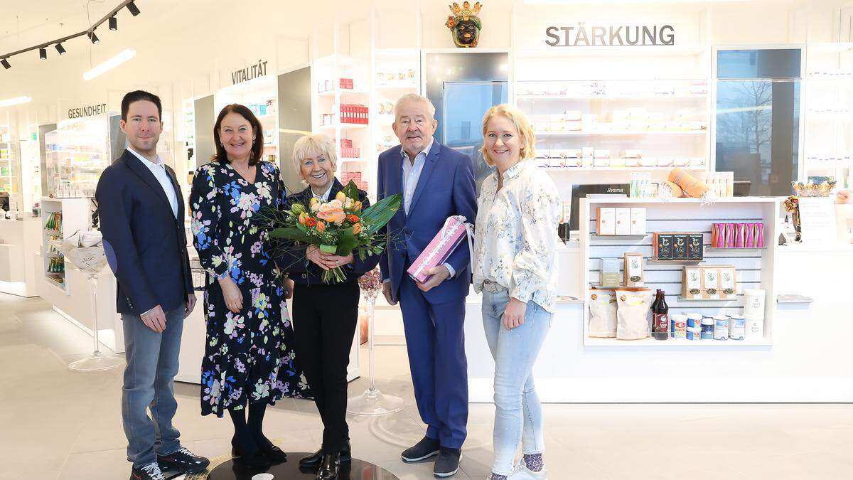 Murpark-Centerleiterin Edith Münzer gratuliert Familie Weißensteiner zur Eröffnung der größten Apotheke der Steiermark