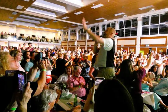 Unter der Organisation von Markus König (Kenzy Events) ging am Gelände der Sport- und Kulturhalle das große Schlagerfest über die Bühne.