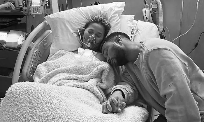 US-Model Chrissy Teigen und Sänger John Legend machten die Trauer über die stille Geburt ihres Sohnes öffentlich 	           