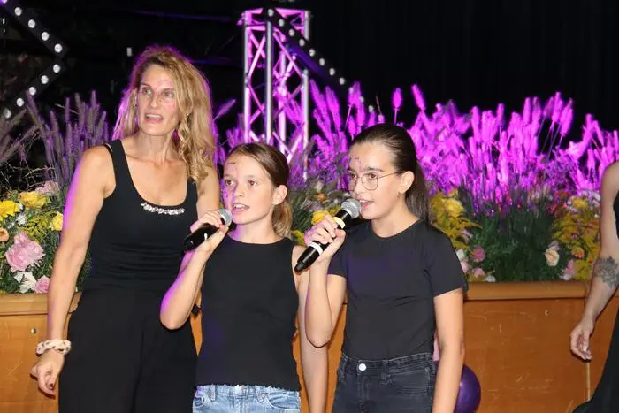Die Obfrau des Ausschusses für Kinder, Jugend, Familie und Frauen, Gemeinderätin Tanja Schmid, unterstützte die kleinen Stars beim Karaoke singen