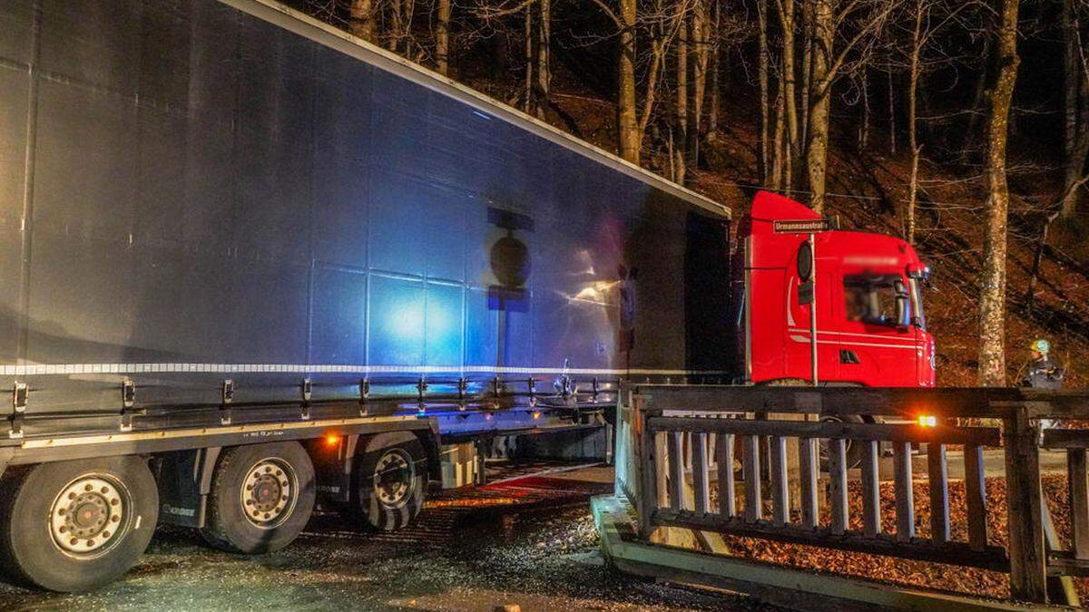 Sattelzug stieß bei Wendemanöver gegen Holzbrücke