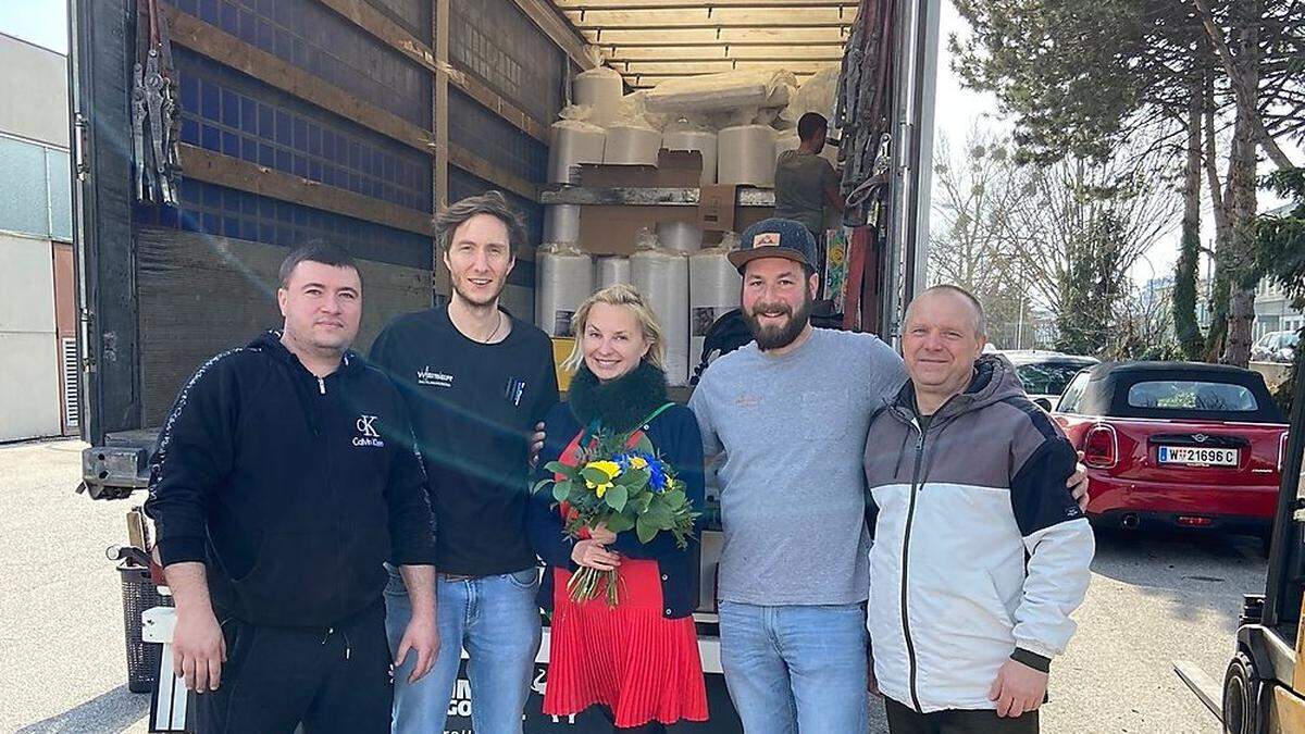 Beim Umladen der Betten in Wien mit dabei waren Michael Wieser (links) und Tatiana Komenko (Mitte) 