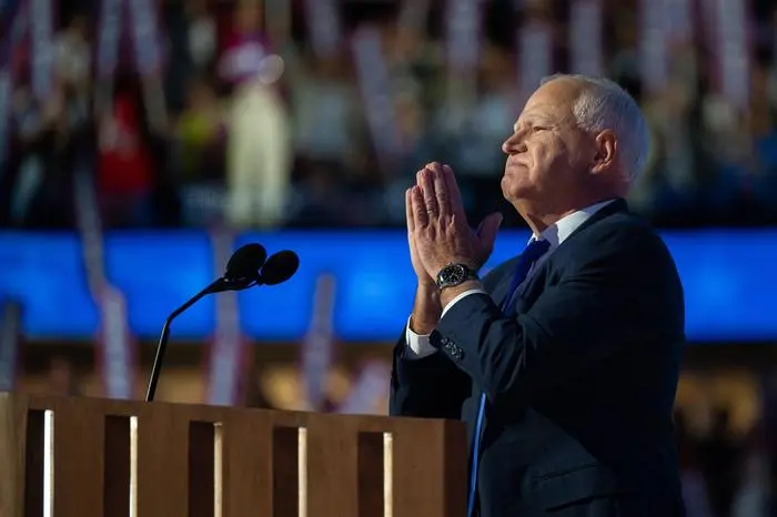 August 21, 2024, Chicago, Illinois, USA: Governor Tim Walz Democrat of Minnesota, the 2024 Democratic Party nominee for Vice President of the United States, gives his acceptance speech for the Democratic Vice Presidential nomination at the 2024 Democratic National Convention in Chicago, Illinois, USA, at the United Center on Wednesday, August 21, 2024 Chicago USA - ZUMAs152 20240821_faa_s152_001 Copyright: xAnnabellexGordonx