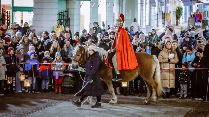 Das Martinsspiel vor der Stadtpfarre St. Xaver war am 11. November wieder gut besucht