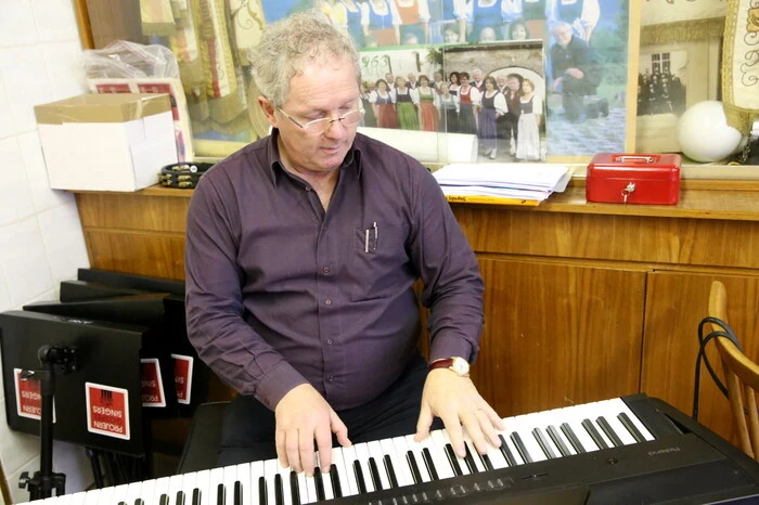 Und nicht nur die Chormitglieder rund um ihren musikalischen Leiter Wolfgang Kriegl (Foto) waren gekommen, um ein paar vergnügliche Stunden im neuen Jahr zu verbringen. 