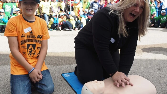 Wettermäßig ist sich alles super ausgegangen bei der Kinder-Sicherheitsolympiade, die am Mittwoch für den Bezirk Klagenfurt Land in Maria Saal sicherheitshalber neben der Rauterhalle ausgetragen wurde. Aus Ferlach waren gleich drei Volksschulen am Start. Gewonnen hat letztlich mit 349 Punkten und nur neun Punkten Vorsprung die Volkschule 2 aus Ferlach vor der Volksschule aus Maria Rain. Zwischen den Bewerben stand auch Wiederbelebung auf dem Programm. Dabei erklärten die Kinder ihren Lehrern die Erste Hilfe an Hand von Puppen. Am 4. Mai geht im Sportpark Fischl die Ausscheidung der Klagenfurter Stadtschulen über die Bühne.