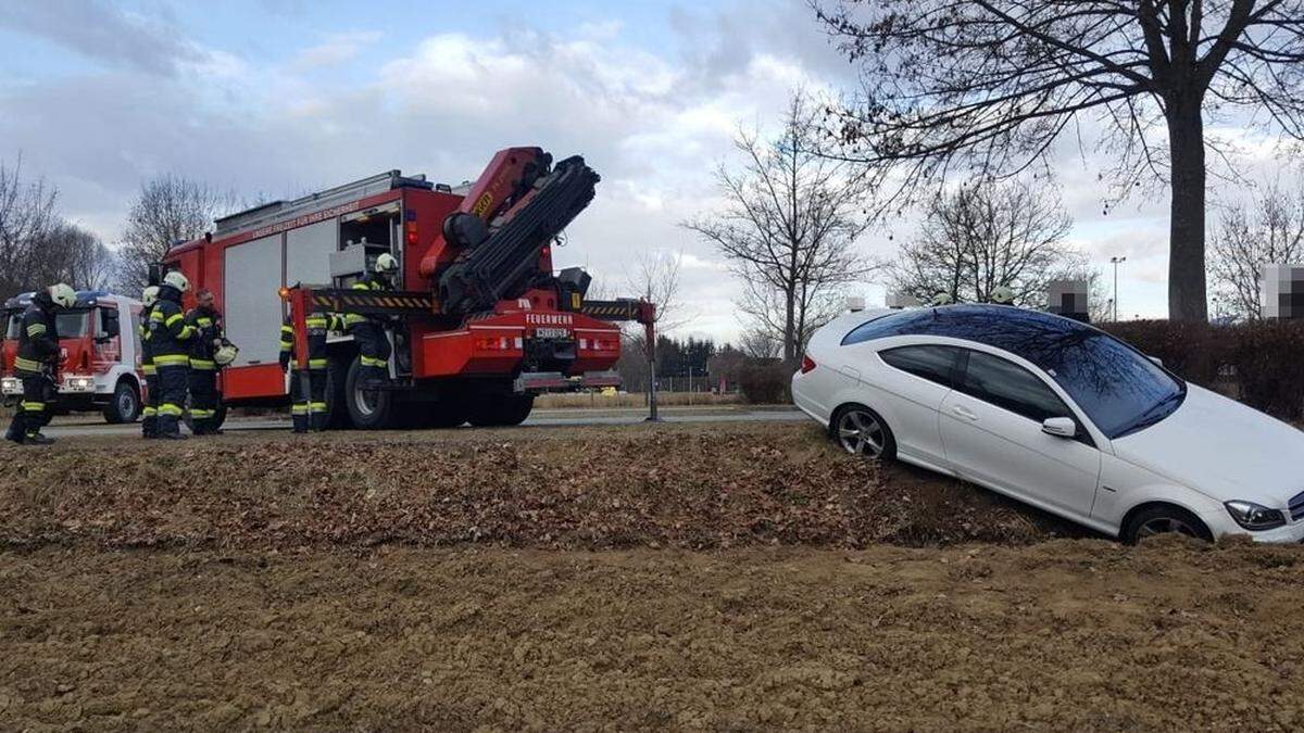 Unglücklich landete der Pkw im Straßengraben