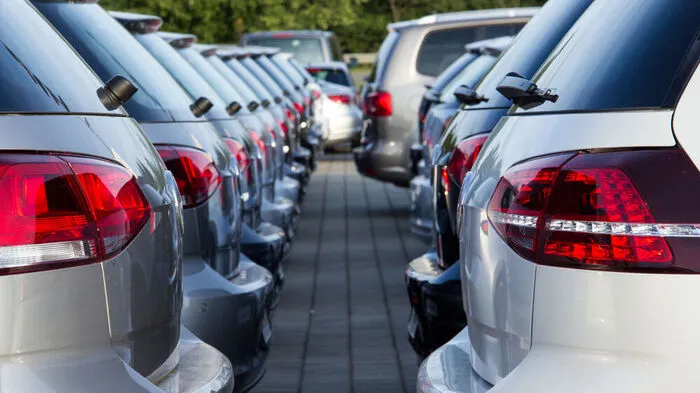 Der 26-jährige Angeklagte kletterte betrunken auf ein parkendes Auto
