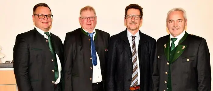 Ende April 2025 hat Bezirkshauptmann Peter Plöbst (2. v. r.) die mittlerweile geschiedenen Koalitionspartner angelobt. Von links: Gemeindekassier und ÖVP-Ortsparteichef Rudolf Schlager (ÖVP), Vizebürgermeister und FPÖ-Chef Thomas Auer, Bürgermeister Gottfried Reif