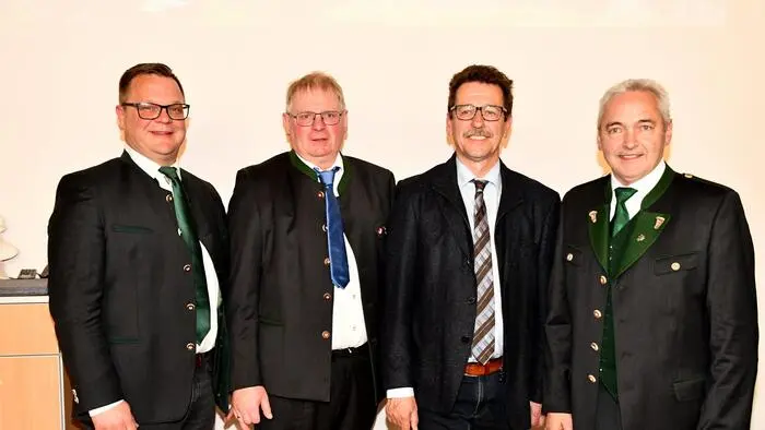 Ende April 2025 hat Bezirkshauptmann Peter Plöbst (2. v. r.) die mittlerweile geschiedenen Koalitionspartner angelobt. Von links: Gemeindekassier und ÖVP-Ortsparteichef Rudolf Schlager (ÖVP), Vizebürgermeister und FPÖ-Chef Thomas Auer, Bürgermeister Gottfried Reif