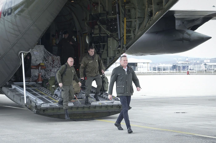 Erste Station war Pristina, Kosovo. Begleitet wurde der Minister von Generalstabschef Othmar Commenda.