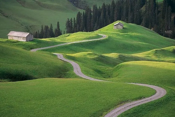 Das Ländle mag klein sein, hat aber mit „Min Weag“ einen stattlichen Weitwanderweg zu bieten: 400,9 Kilometer lang, um genau zu sein. Wer die volle Distanz geht, umrundet und durchstreift die volle Bandbreite der Landschaften des Bundeslands.